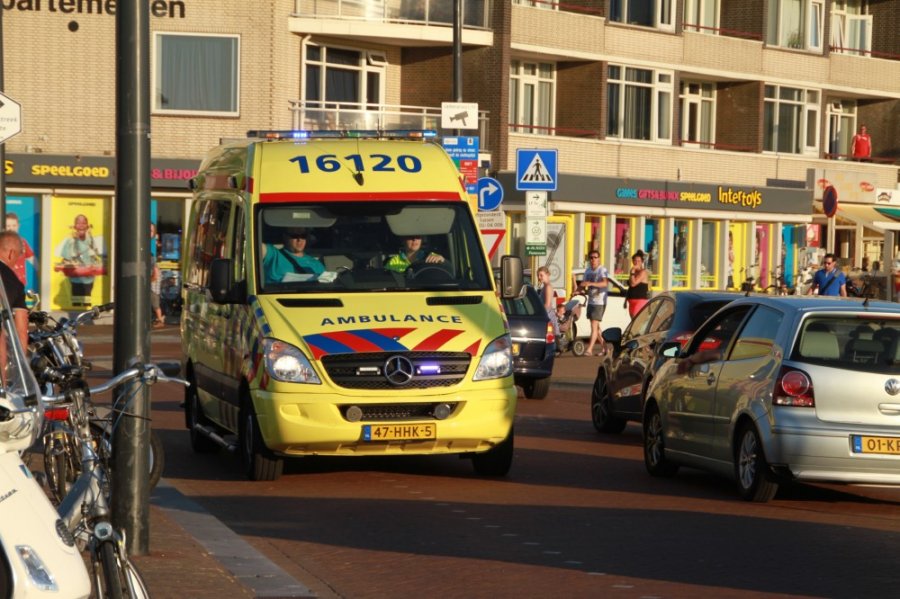 Man onwel op strand nabij de zeilvereniging